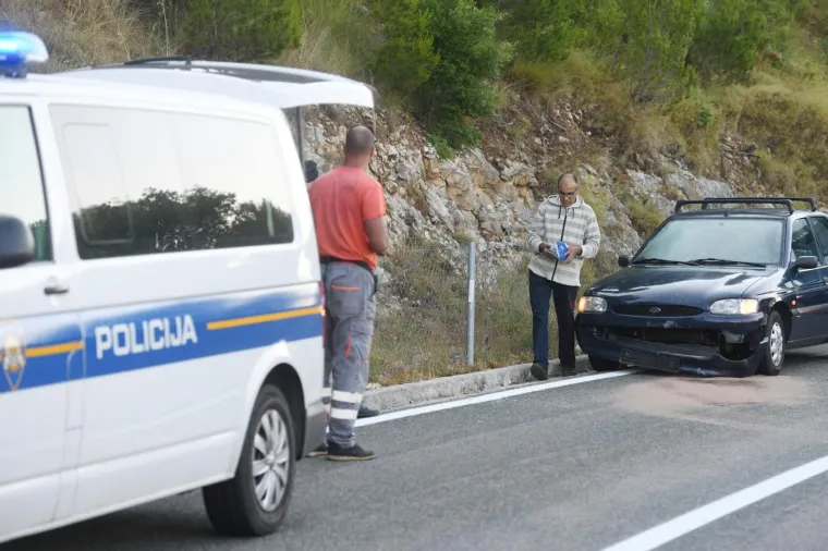Nesreća kod Vrpolja: Automobil naletio na kamen koji je uslijed potresa pao na cestu