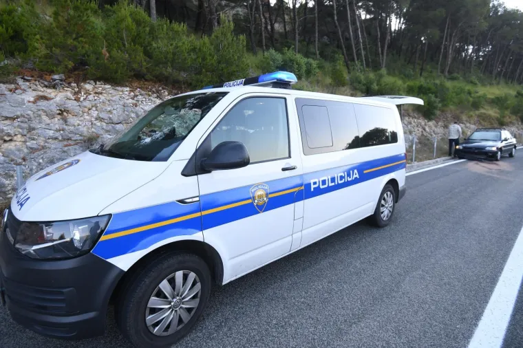 Nesreća kod Vrpolja: Automobil naletio na kamen koji je uslijed potresa pao na cestu