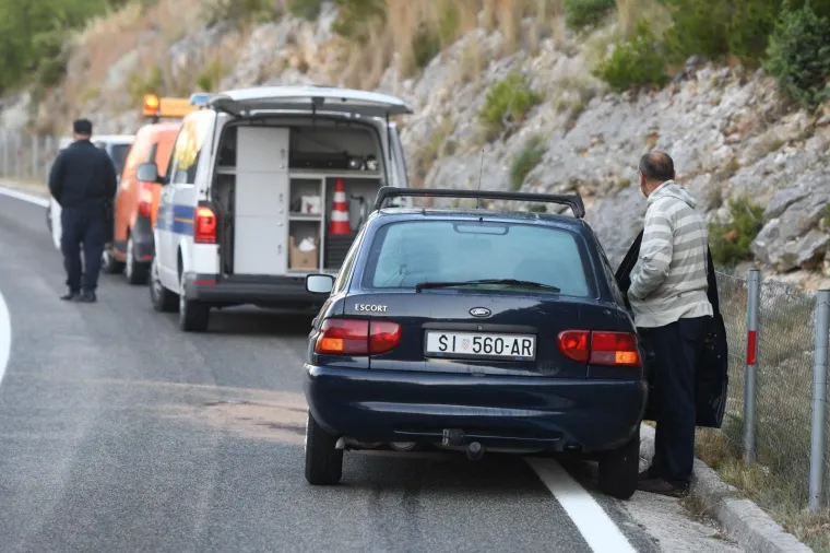 Nesreća kod Vrpolja: Automobil naletio na kamen koji je uslijed potresa pao na cestu