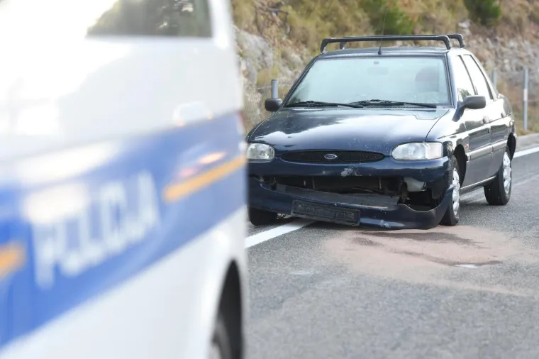 Nesreća kod Vrpolja: Automobil naletio na kamen koji je uslijed potresa pao na cestu