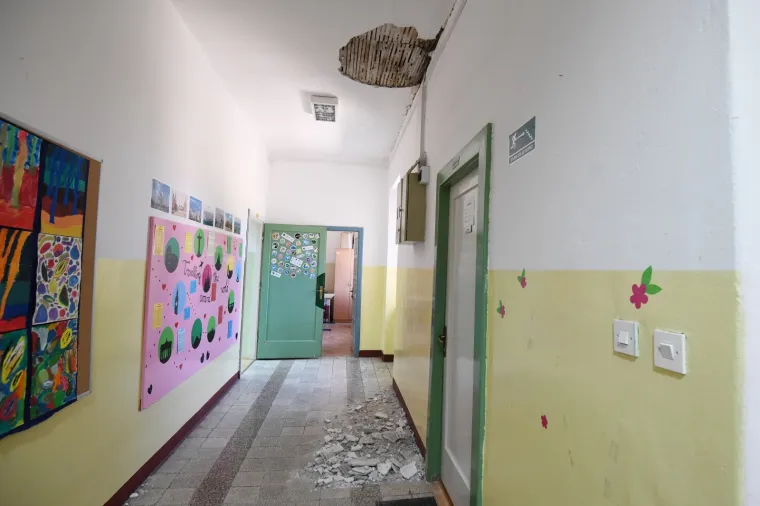 Zbog potresa koji je jutros pogodio &scaron;ibensko područje u &scaron;koli u Vrpolju do&scaron;lo je do uru&scaron;avanja stropa zgrade