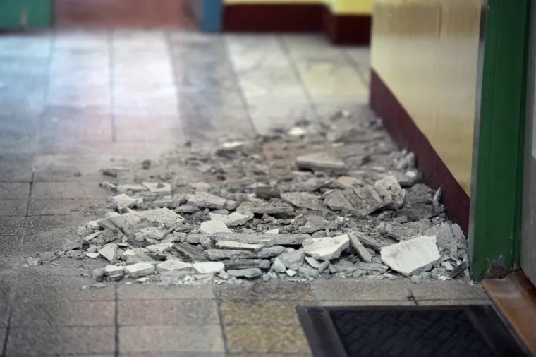 Zbog potresa koji je jutros pogodio &scaron;ibensko područje u &scaron;koli u Vrpolju do&scaron;lo je do uru&scaron;avanja stropa zgrade