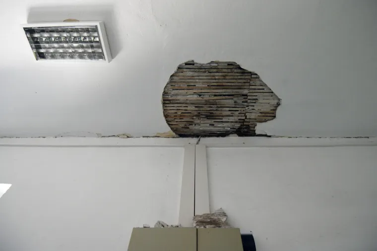 Zbog potresa koji je jutros pogodio &scaron;ibensko područje u &scaron;koli u Vrpolju do&scaron;lo je do uru&scaron;avanja stropa zgrade