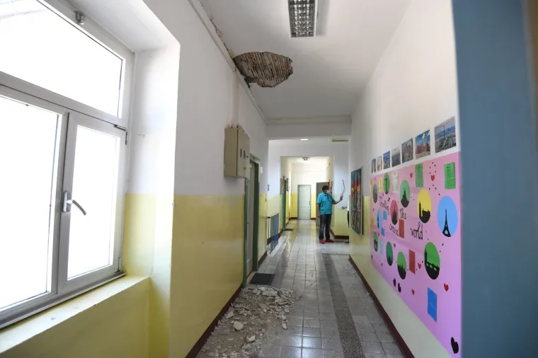 Zbog potresa koji je jutros pogodio &scaron;ibensko područje u &scaron;koli u Vrpolju do&scaron;lo je do uru&scaron;avanja stropa zgrade