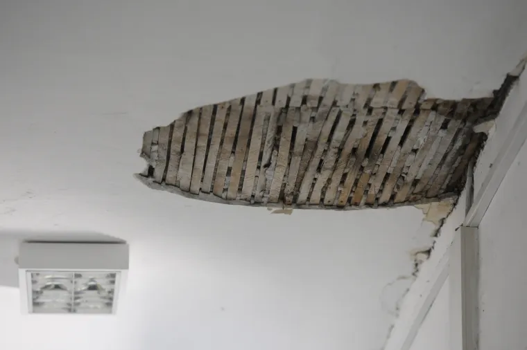 Zbog potresa koji je jutros pogodio &scaron;ibensko područje u &scaron;koli u Vrpolju do&scaron;lo je do uru&scaron;avanja stropa zgrade