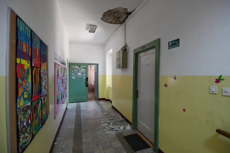 Zbog potresa koji je jutros pogodio &scaron;ibensko područje u &scaron;koli u Vrpolju do&scaron;lo je do uru&scaron;avanja stropa zgrade
