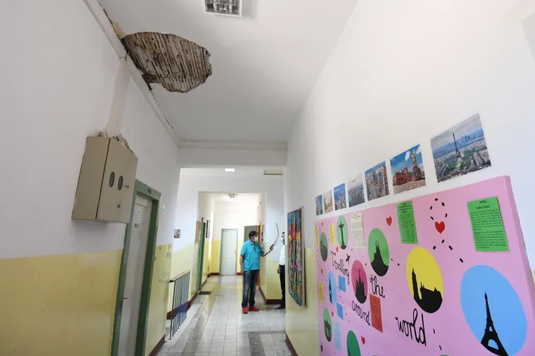 Zbog potresa koji je jutros pogodio &scaron;ibensko područje u &scaron;koli u Vrpolju do&scaron;lo je do uru&scaron;avanja stropa zgrade