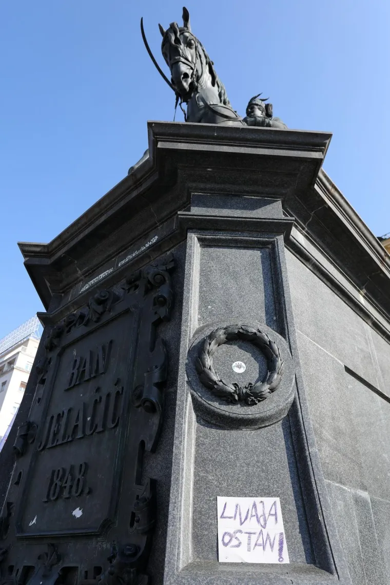 Na spomeniku banu Jelačiću osvanula poruka za Marka Livaju, pogledajte &scaron;to su mu fanovi napisali