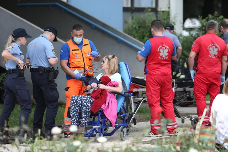 U utorak u prijepodnevnim satima u zagrebačkom naselju Trnsko izbio je požar u stambenoj zgradi. Iako je većina stanara uspjela na vrijeme napustiti zgradu, u gorućoj zgradi na 12. katu na balkonu je u jednom trenutku ostao zarobljen stariji stanar. Hrabri vatrogasci uspjeli su se probiti do njega unatoč dijelovima zgrade koji su padali.