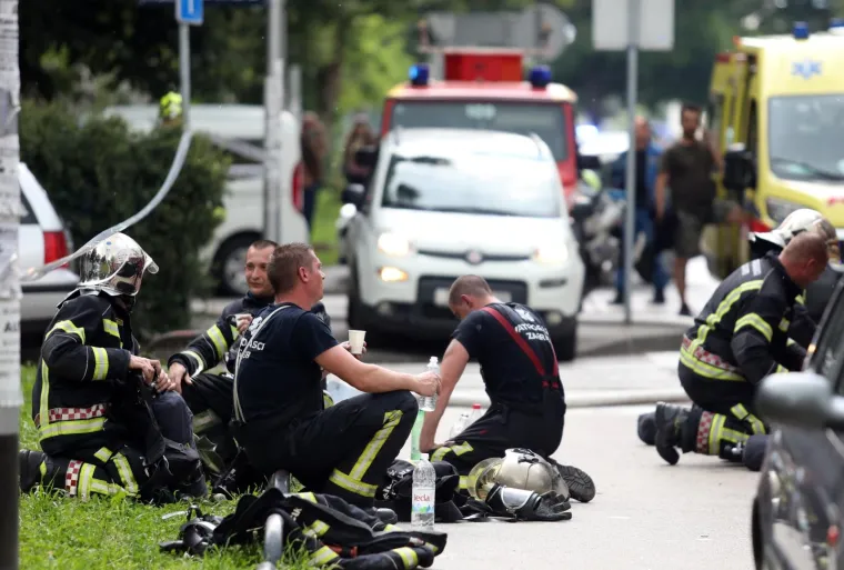 U utorak u prijepodnevnim satima u zagrebačkom naselju Trnsko izbio je požar u stambenoj zgradi. Iako je većina stanara uspjela na vrijeme napustiti zgradu, u gorućoj zgradi na 12. katu na balkonu je u jednom trenutku ostao zarobljen stariji stanar. Hrabri vatrogasci uspjeli su se probiti do njega unatoč dijelovima zgrade koji su padali.