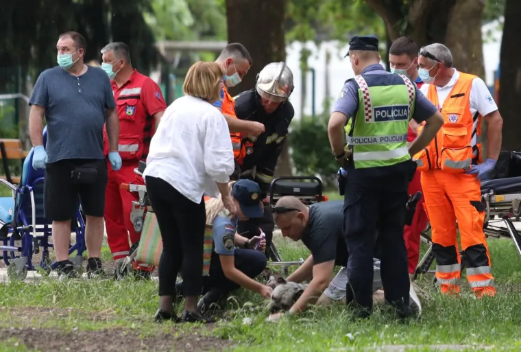 U utorak u prijepodnevnim satima u zagrebačkom naselju Trnsko izbio je požar u stambenoj zgradi. Iako je većina stanara uspjela na vrijeme napustiti zgradu, u gorućoj zgradi na 12. katu na balkonu je u jednom trenutku ostao zarobljen stariji stanar. Hrabri vatrogasci uspjeli su se probiti do njega unatoč dijelovima zgrade koji su padali.