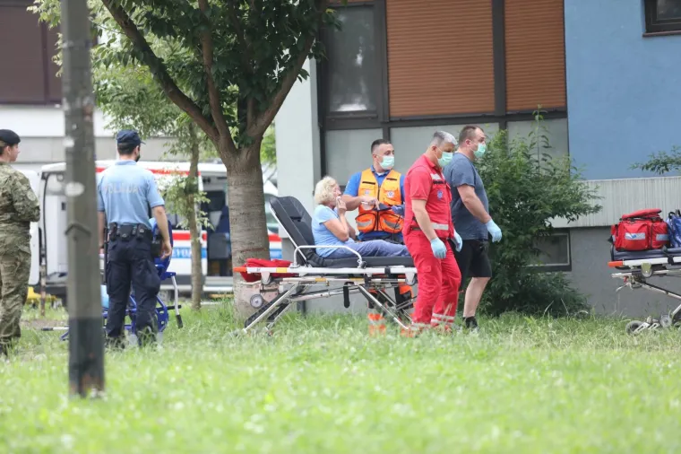 U utorak u prijepodnevnim satima u zagrebačkom naselju Trnsko izbio je požar u stambenoj zgradi. Iako je većina stanara uspjela na vrijeme napustiti zgradu, u gorućoj zgradi na 12. katu na balkonu je u jednom trenutku ostao zarobljen stariji stanar. Hrabri vatrogasci uspjeli su se probiti do njega unatoč dijelovima zgrade koji su padali.