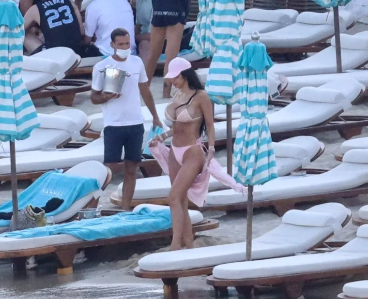 Popularna manekenka svoje je bujne obline jedva ugurala u minijaturni badić