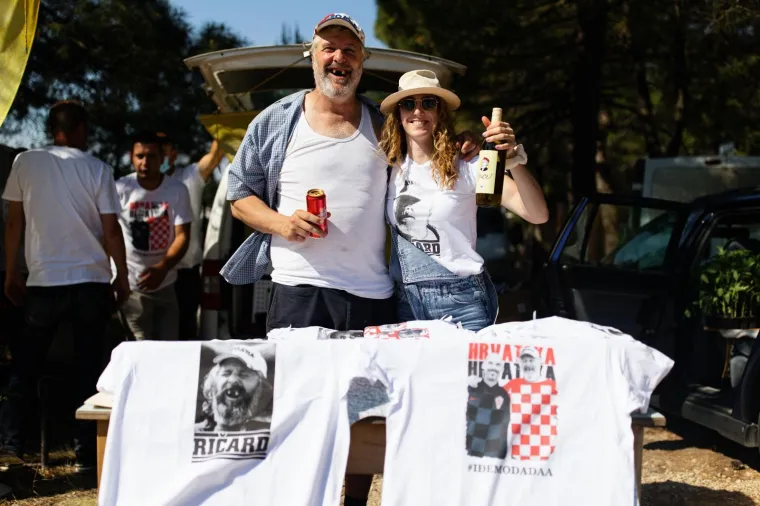 Enio Me&scaron;trović koji je poznatiji kao Ričard prodavao majice na benkovačkom sajmu