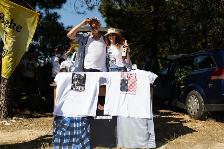 Enio Me&scaron;trović koji je poznatiji kao Ričard prodavao majice na benkovačkom sajmu