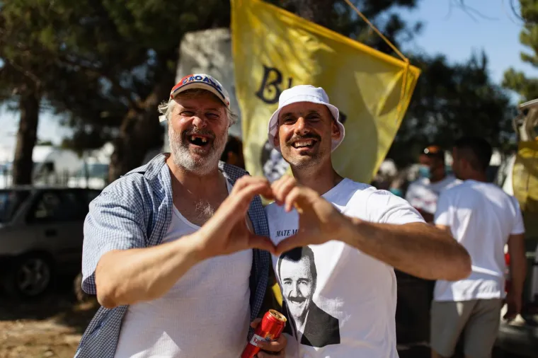 Enio Me&scaron;trović koji je poznatiji kao Ričard prodavao majice na benkovačkom sajmu