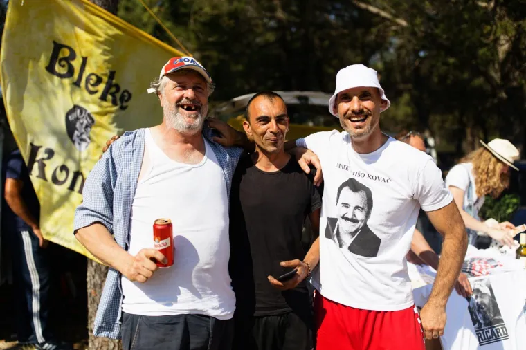 Enio Me&scaron;trović koji je poznatiji kao Ričard prodavao majice na benkovačkom sajmu