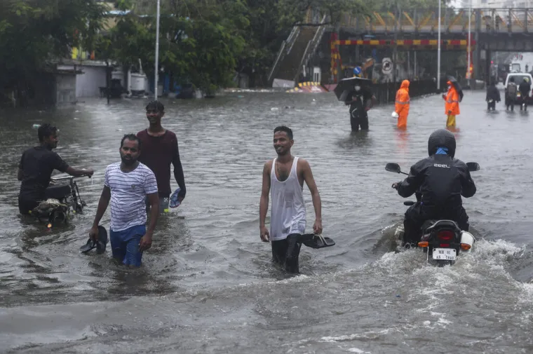 U bujicama poginulo jedanaest osoba, od kojih je osmero djece: Sedmero ljudi je ozlijeđeno