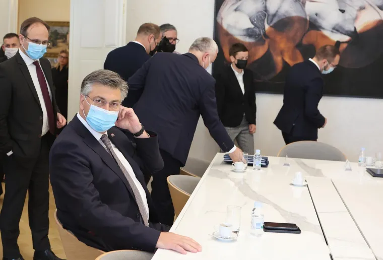 Srdačan pozdrav &scaron;akom o &scaron;aku: Prvi razgovor Plenkovića i Toma&scaron;evića