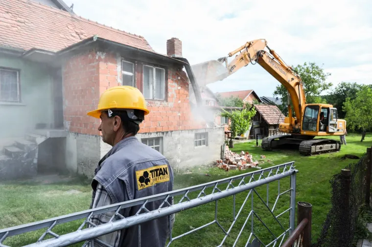 Krenulo ru&scaron;enje u Zagrebu! Prva kuća s crvenom naljepnicom sravnjena sa zemljom