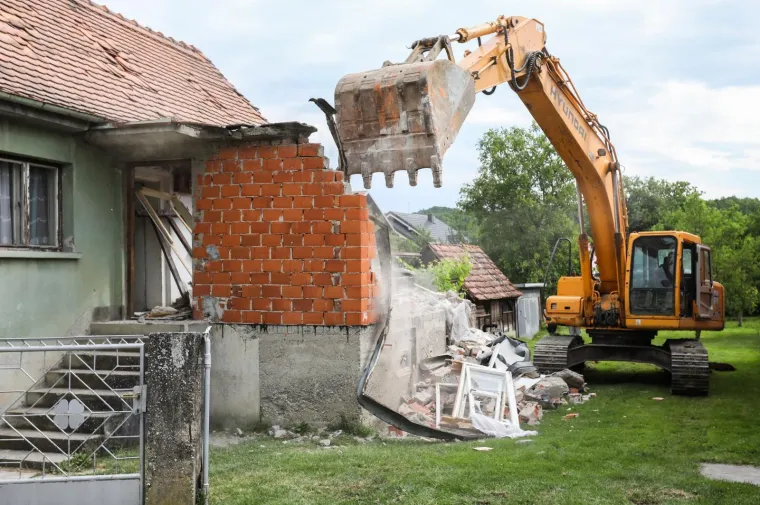 U Fabijanićevoj ulici u Gornjoj Dubravi u Zagrebu počelo je prvo rušenje kuće po zahtjevima za obnovu