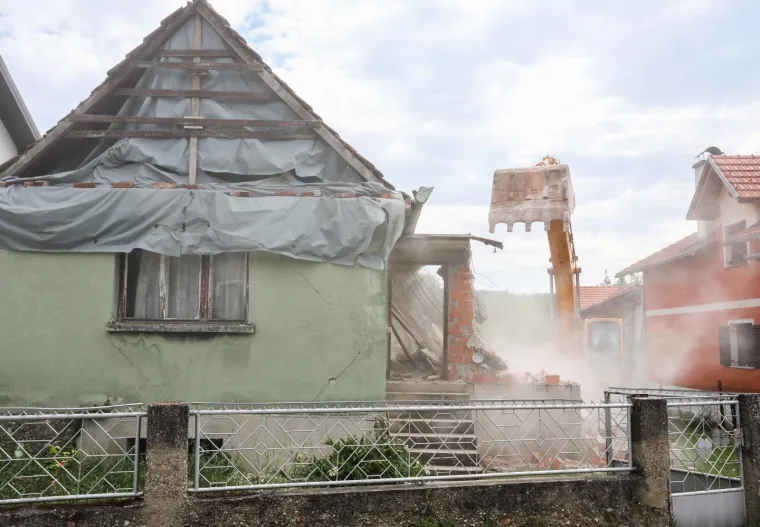 U Fabijanićevoj ulici u Gornjoj Dubravi u Zagrebu počelo je prvo rušenje kuće po zahtjevima za obnovu