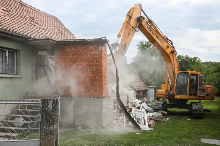 U Fabijanićevoj ulici u Gornjoj Dubravi u Zagrebu počelo je prvo rušenje kuće po zahtjevima za obnovu