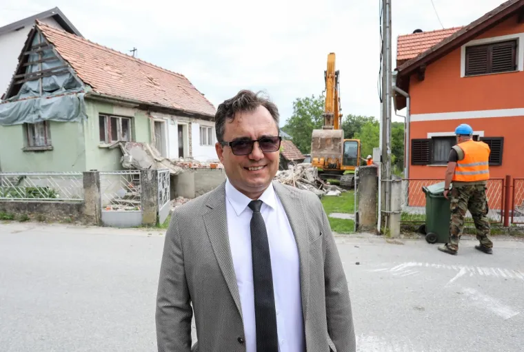 U Fabijanićevoj ulici u Gornjoj Dubravi u Zagrebu počelo je prvo rušenje kuće po zahtjevima za obnovu
