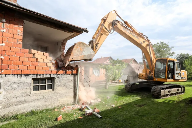 U Fabijanićevoj ulici u Gornjoj Dubravi u Zagrebu počelo je prvo rušenje kuće po zahtjevima za obnovu