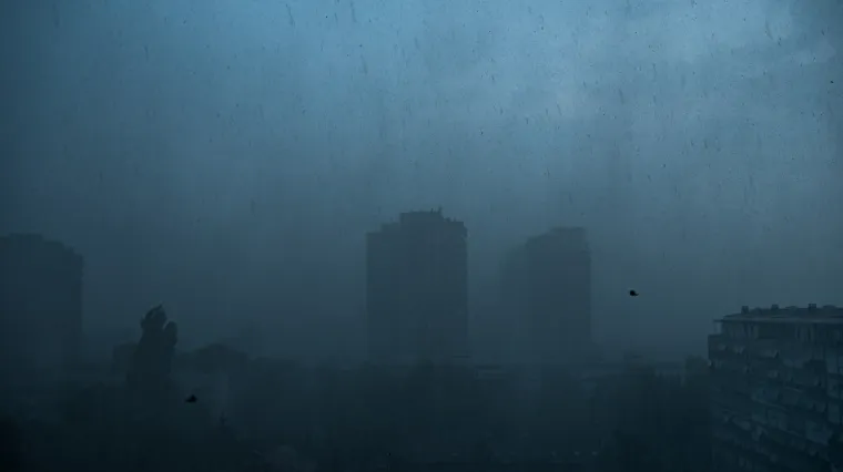 Iz oblaka nad gradom naglo se sru&scaron;io žestoki pljusak s tučom i uz vjetar