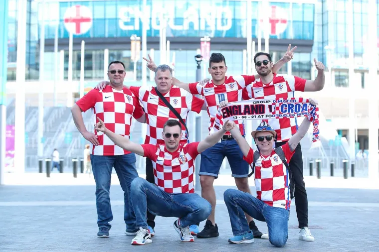 Hrvatski navijači stigli pred Wembley! 'Kockice' će biti glasna podr&scaron;ka Vatrenima