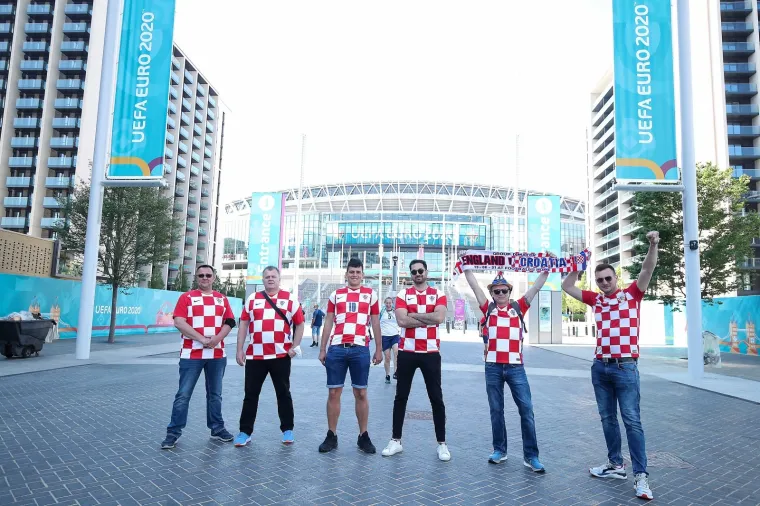 Hrvatski navijači stigli pred Wembley! 'Kockice' će biti glasna podr&scaron;ka Vatrenima