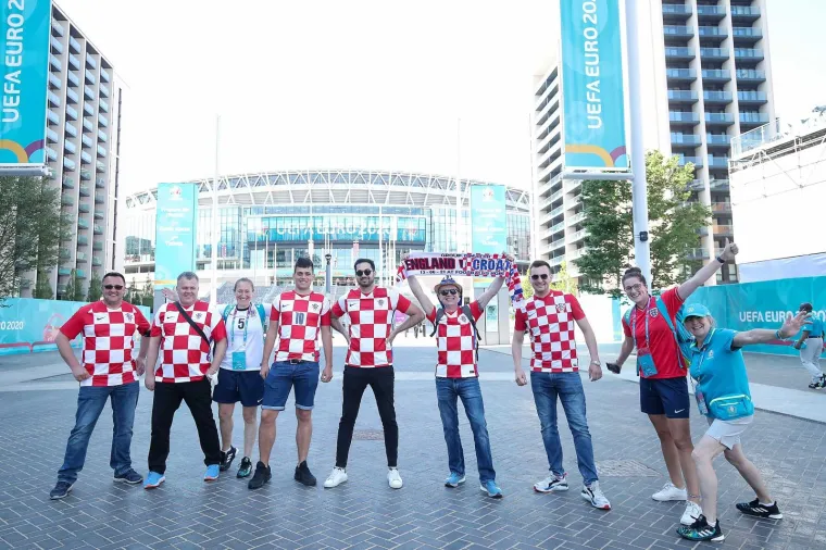 Hrvatski navijači stigli pred Wembley! 'Kockice' će biti glasna podr&scaron;ka Vatrenima