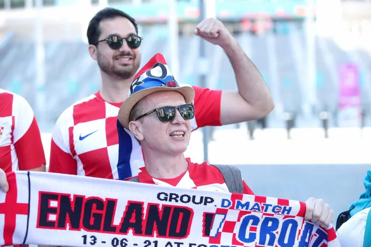 Hrvatski navijači stigli pred Wembley! 'Kockice' će biti glasna podr&scaron;ka Vatrenima