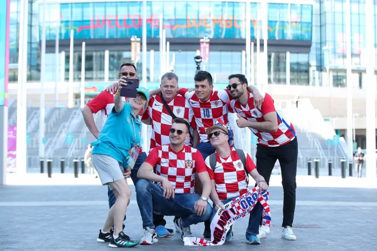 Hrvatski navijači stigli pred Wembley! 'Kockice' će biti glasna podr&scaron;ka Vatrenima