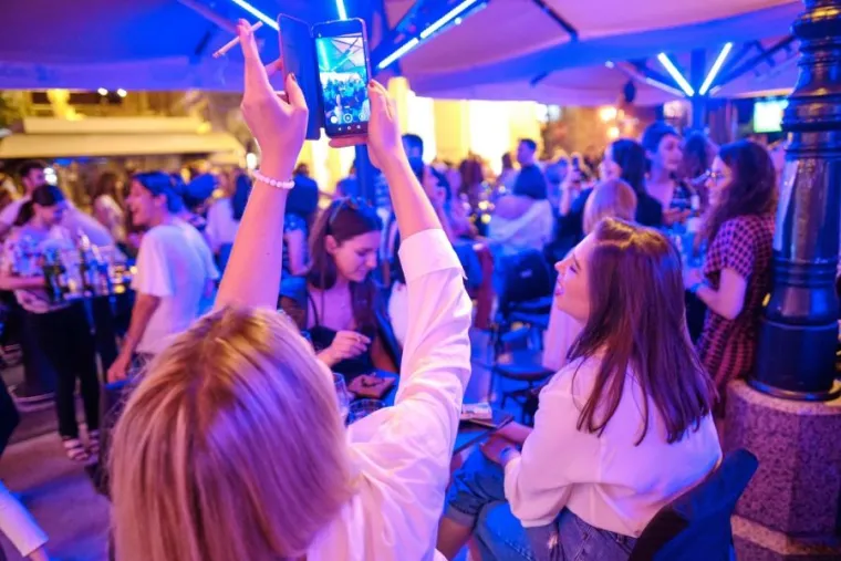 Zagrepčani sinoć preplavili centar grada; terase pune, distance nema