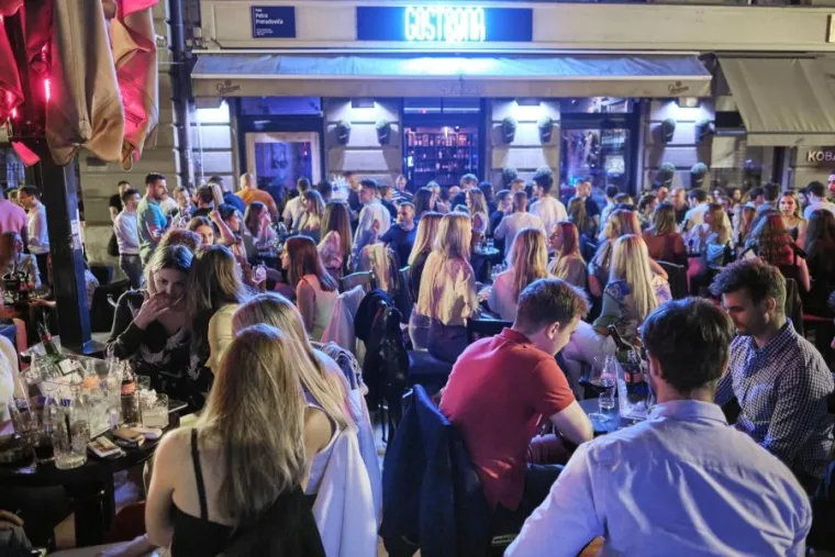 Zagrepčani sinoć preplavili centar grada; terase pune, distance nema