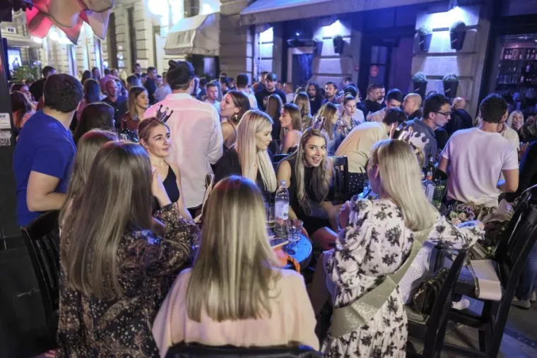 Zagrepčani sinoć preplavili centar grada; terase pune, distance nema