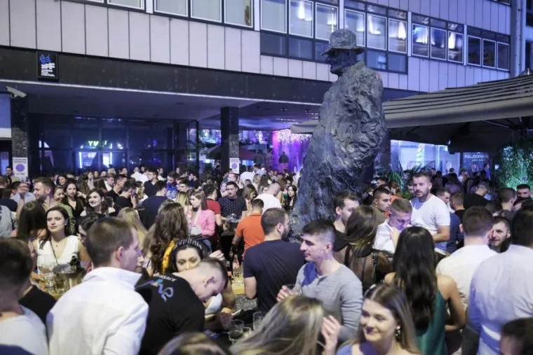 Zagrepčani sinoć preplavili centar grada; terase pune, distance nema