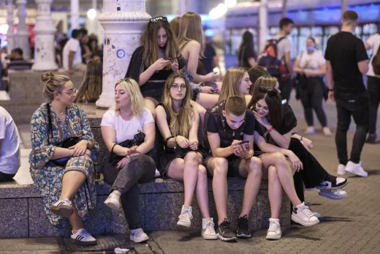 Zagrepčani sinoć preplavili centar grada; terase pune, distance nema