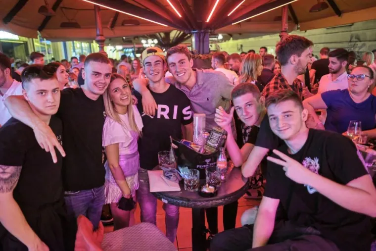 Zagrepčani sinoć preplavili centar grada; terase pune, distance nema