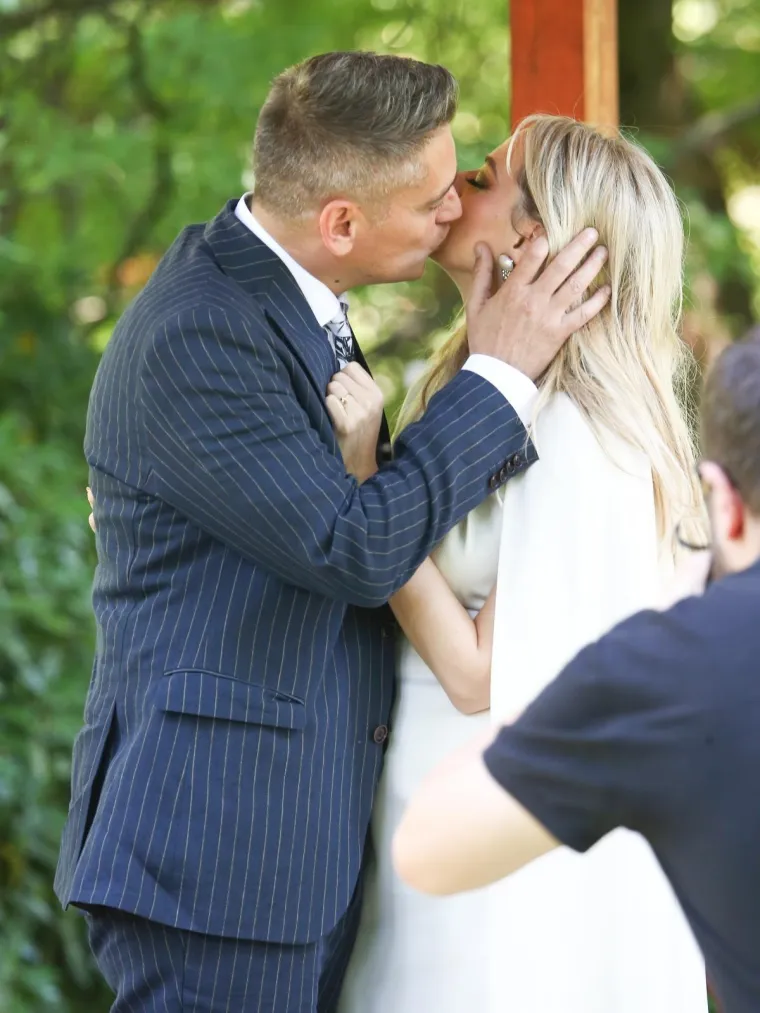 Presretni mladenci izmjenjivali su nježnosti pred kamerama, a na svadbi su bili i mnogi celebovi