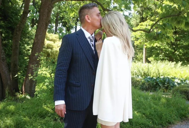 Presretni mladenci izmjenjivali su nježnosti pred kamerama, a na svadbi su bili i mnogi celebovi