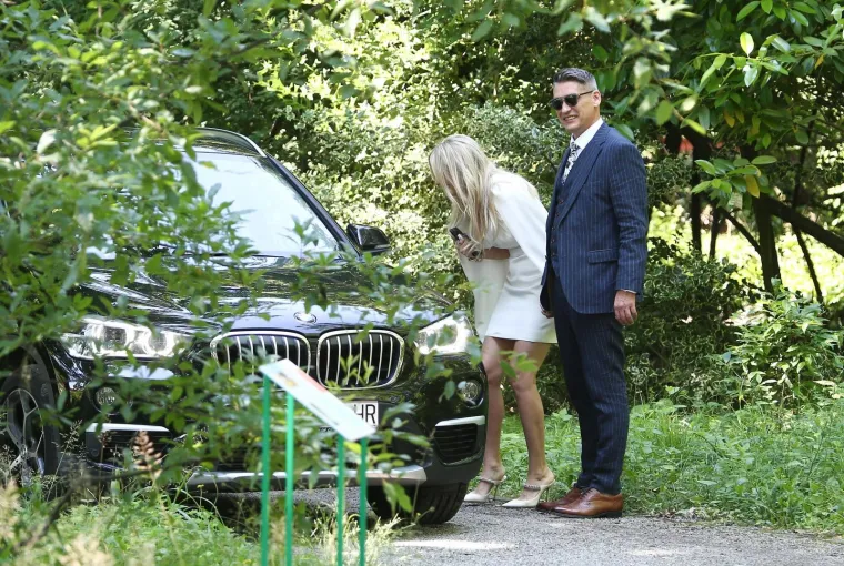 Presretni mladenci izmjenjivali su nježnosti pred kamerama, a na svadbi su bili i mnogi celebovi