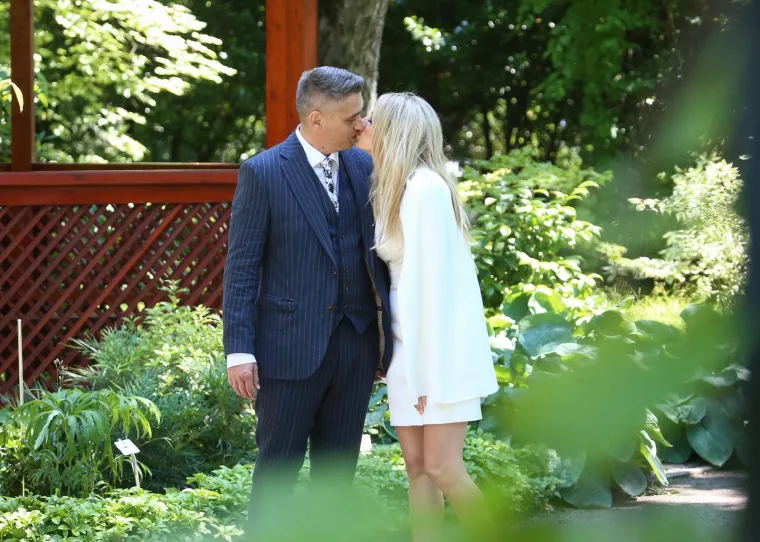 Presretni mladenci izmjenjivali su nježnosti pred kamerama, a na svadbi su bili i mnogi celebovi