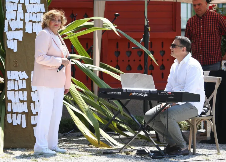 Presretni mladenci izmjenjivali su nježnosti pred kamerama, a na svadbi su bili i mnogi celebovi