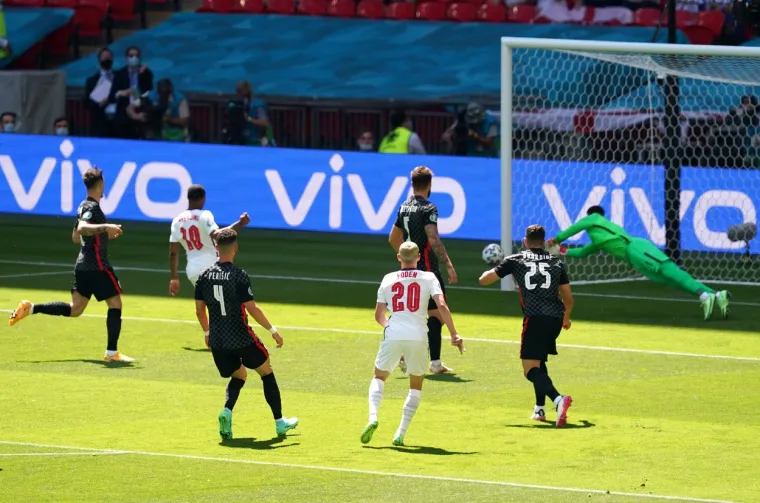 Pogledajte kako je Foden zaljuljao obranu Vatrenih i pogodio vratnicu