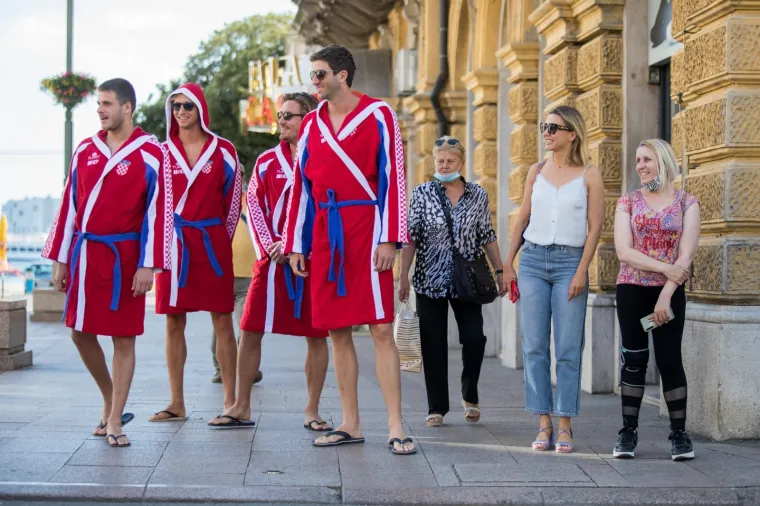 Hrvatski vaterpolisti centrom grada pro&scaron;etali u kupaćim gaćicama