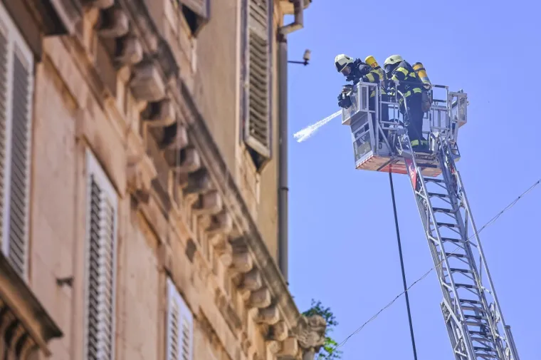 Požar u Zadru i dalje aktivan: Poluotok je u opasnosti od &scaron;irenja požara