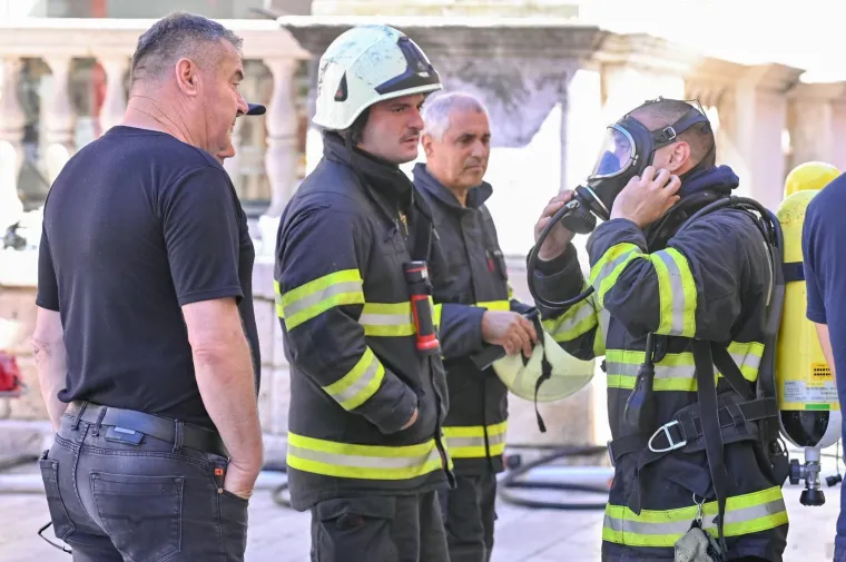 Požar u Zadru i dalje aktivan: Poluotok je u opasnosti od &scaron;irenja požara